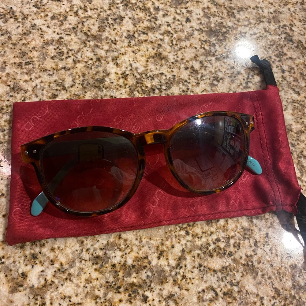 Black and aqua super cute sunglasses 😎💋